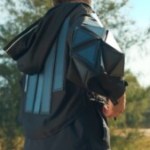 Cette veste solaire ridiculement pratique permet de recharger ses appareils électriques tout en marchant Cette veste solaire ridiculement pratique permet de recharger ses appareils électriques tout en marchant