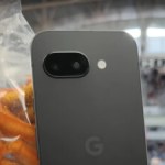 Prise en main du Pixel 9a, dos plat, vidéo zoomée, on en voit beaucoup Prise en main du Pixel 9a, dos plat, vidéo zoomée, on en voit beaucoup