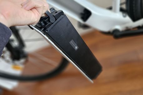 La batterie est facile à manipuler et légère. // Source : M. Lauraux pour Frandroid