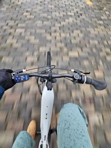 Decathlon Rockrider E-ACTV 100 test conduite pavés