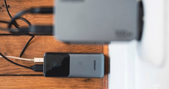 Comment un chargeur et une batterie externe ont sauvé mes vacances