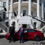 La Maison Blanche s’est transformée en concession Tesla : Donald Trump s&rsquo;affiche avec sa nouvelle voiture électrique