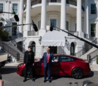 La Maison Blanche s’est transformée en concession Tesla : Donald Trump s&rsquo;affiche avec sa nouvelle voiture électrique