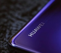 Enveloppes d&rsquo;argent, voyages tous frais payés et matchs de foot : Huawei au cœur des soupçons en Europe