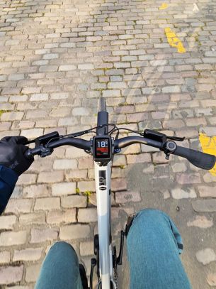 Même les gros pavés ne lui font pas peu. // Source : M. Lauraux pour Frandroid