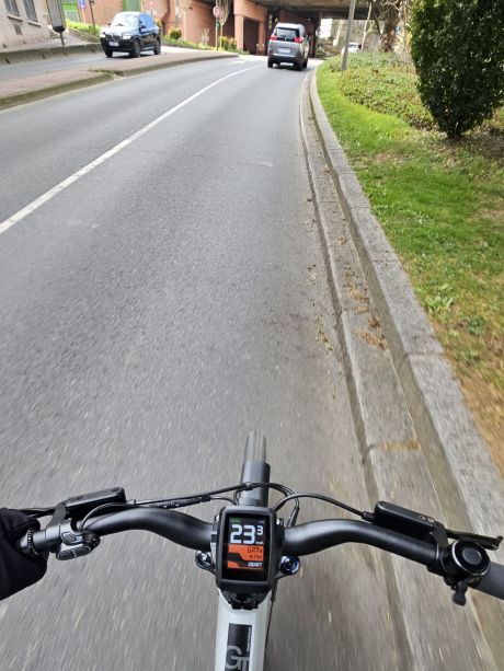 En grosse pente, le moteur faiblit à peine, tenant 650 W sur de longues distances. // Source : M. Lauraux pour Frandroid
