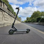 Cette trottinette haut de gamme avec 65 km d&rsquo;autonomie perd aujourd&rsquo;hui 45 % de son prix de lancement
