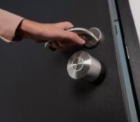 Ces deux nouvelles serrures connectées sont très simples à installer