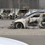 « Crame une Tesla » : Elon Musk, l’homme à combattre pour les anarchistes derrière l’incendie d’une concession Tesla en France « Crame une Tesla » : Elon Musk, l’homme à combattre pour les anarchistes derrière l’incendie d’une concession Tesla en France