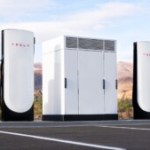 Tesla a trouvé une drôle de solution pour rendre ses bornes de charge encore moins chères : les plier Tesla a trouvé une drôle de solution pour rendre ses bornes de charge encore moins chères : les plier