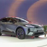 On est montés à bord du Toyota C-HR+, le best-seller hybride passe enfin à l’électrique mais chamboule totalement la recette On est montés à bord du Toyota C-HR+, le best-seller hybride passe enfin à l’électrique mais chamboule totalement la recette