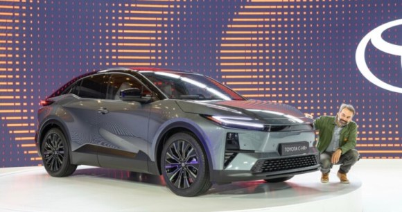 On est montés à bord du Toyota C-HR+, le best-seller hybride passe enfin à l’électrique mais chamboule totalement la recette