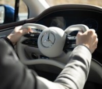 Après Tesla et Peugeot, Mercedes dévoile sa direction électronique, une technologie révolutionnaire