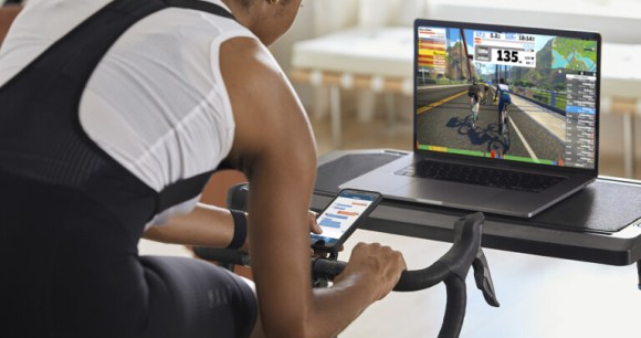 Un entraînement Zwift sur home trainer // Source : Zwift Un entraînement Zwift sur home trainer // Source : Zwift