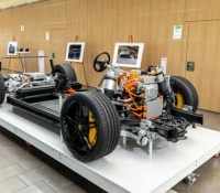 Voici pourquoi une voiture électrique fait largement mieux que les thermiques et hybrides sur la transmission intégrale