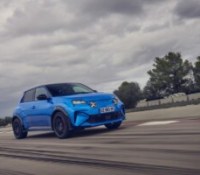 « Je suis vraiment impressionné » : voici ce que vaut la version ultra-performante de la R5 électrique sur circuit