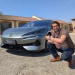 On a roulé avec la nouvelle voiture électrique de BYD, Stellantis abandonne la production en Europe de sa voiture chinoise et on est montés à bord du nouveau Xpeng G6 – Le récap’ Survoltés On a roulé avec la nouvelle voiture électrique de BYD, Stellantis abandonne la production en Europe de sa voiture chinoise et on est montés à bord du nouveau Xpeng G6 – Le récap’ Survoltés