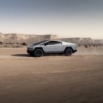 Tesla lance un Cybertruck moins cher et avec plus d’autonomie