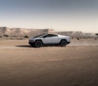 Tesla lance un Cybertruck moins cher et avec plus d’autonomie