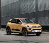 On a testé la nouvelle Dacia Spring : toujours la moins chère des voitures électriques, mais à quel prix ?