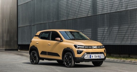On a testé la nouvelle Dacia Spring : toujours la moins chère des voitures électriques, mais à quel prix ?