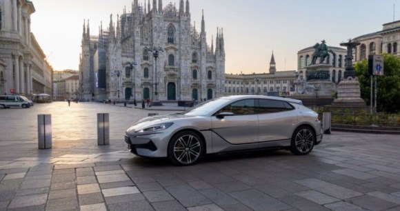 BYD lance en Europe une voiture électrique aux technologies inédites et on a déjà roulé avec : la Denza Z9 GT
