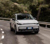 Pourquoi cette voiture électrique à plus de 970 km d’autonomie cumule les défauts