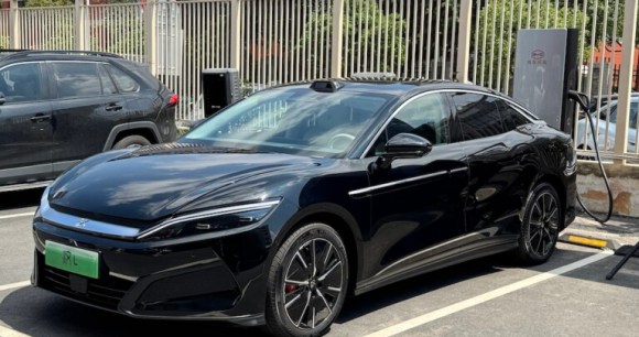 BYD Han L connectée à une pile de charge 1000kW à Canton, le 21 avril 2025