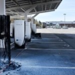 Une station de Superchargeurs Tesla incendiée en France, première attaque de ce type en Europe Une station de Superchargeurs Tesla incendiée en France, première attaque de ce type en Europe