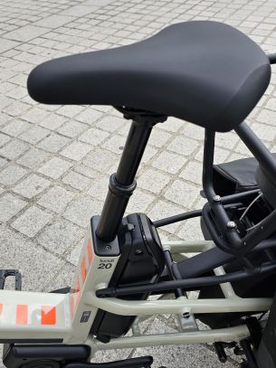 Moustache Lundi 20 2025 selle suspendue