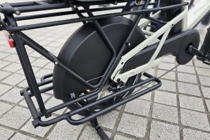 Le grand garde-boue est de sérrie, pas les repose-pieds. // Source : M. Lauraux pour Frandroid