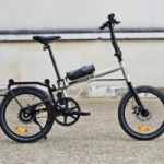 On a roulé avec le nouveau vélo électrique pliant d’Intersport : puissant et prix malin au menu On a roulé avec le nouveau vélo électrique pliant d’Intersport : puissant et prix malin au menu