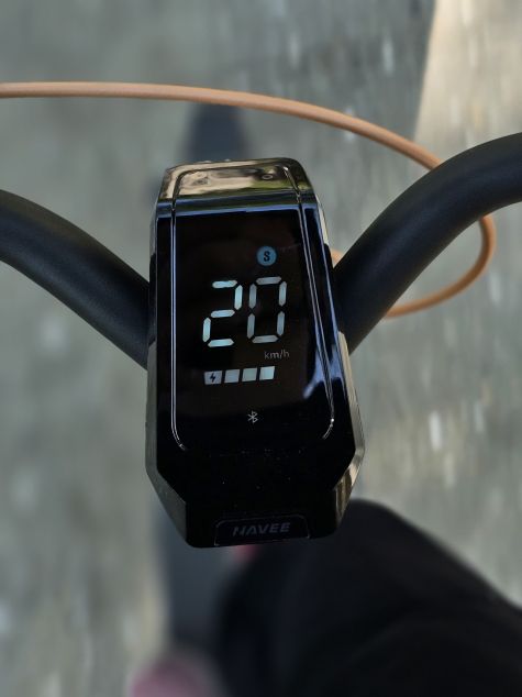 En conduite, focus sur la vitesse et la jauge de batterie. // Source : M. Lauraux pour Frandroid