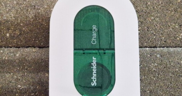 On a testé la borne de recharge Schneider Charge : simple, efficace et puissante