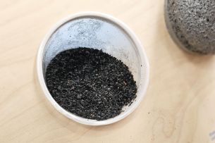 En résulte une poudre de granulés noirs. // Source : M. Lauraux pour Frandroid