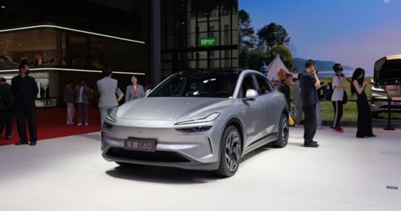 On est montés à bord de la voiture électrique à 20 000 € qui fait trembler la Tesla Model Y
