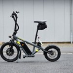 Ni trottinette ni vélo, on a roulé sur la curieuse draisienne électrique « Deutsch qualität » qui a de la puissance à revendre