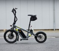 Ni trottinette ni vélo, on a roulé sur la curieuse draisienne électrique « Deutsch qualität » qui a de la puissance à revendre