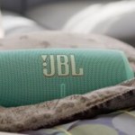 La très bonne enceinte JBL Charge 5 est à moitié prix maintenant que le nouveau modèle est sorti