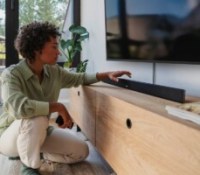 Nouvelle dimension audio avec cette barre de son ultra-fine et évolutive désormais compatible Dolby Atmos