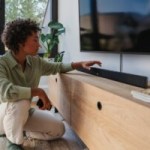 Nouvelle dimension audio avec cette barre de son ultra-fine et évolutive désormais compatible Dolby Atmos Nouvelle dimension audio avec cette barre de son ultra-fine et évolutive désormais compatible Dolby Atmos