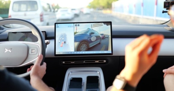 On a testé l&rsquo;équivalent chinois de la conduite autonome Tesla FSD : le NGP de Xpeng nous a bluffés