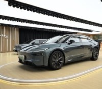 Les voitures électriques sont-elles vraiment plus polluantes qu&rsquo;une hybride ? Démêlons le vrai du faux après les propos du patron de Toyota