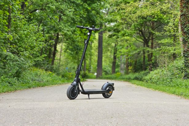 Une allure plus sérieuse pour cette générration de trottinette Decathlon. // Source : M. Lauraux pour Frandroid