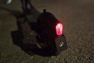 Le feu arrrière possède une fonction stop au freinage. // Source : M. Lauraux pour Frandroid