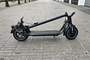 Pliée, la Btwin MD500E est asymétrique. // Source : M. Lauraux pour Frandroid