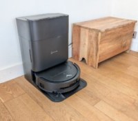 Il a rebattu les cartes des robots aspirateurs avec sa brosse pression : le Deebot T80 Omni est maintenant en forte promotion