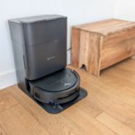 Cet aspirateur robot Ecovacs noté 9/10 fait l&rsquo;unanimité sur son prix avec 200&nbsp;€ de remise pour ne plus avoir à s&rsquo;occuper de vos sols