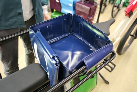 Il se plie pour accompagner un siège enfant. // Source : M. Lauraux pour Frandroid