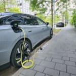 Recharger une voiture électrique en ville devient un jeu d’enfant avec cette solution astucieuse Recharger une voiture électrique en ville devient un jeu d’enfant avec cette solution astucieuse